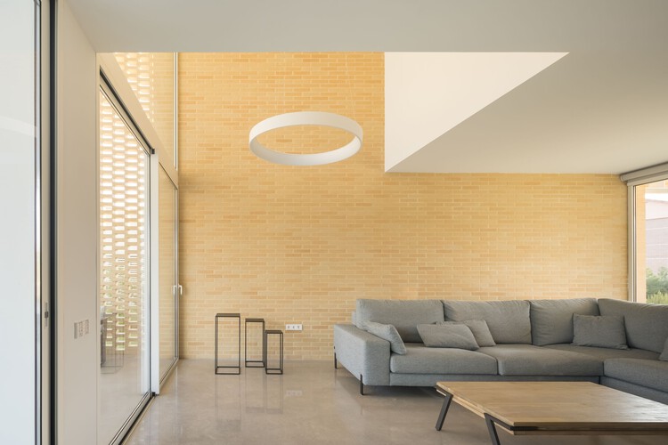 Estudi La Caseta: Sebuah Studi tentang Rumah Berlantai Dua 13