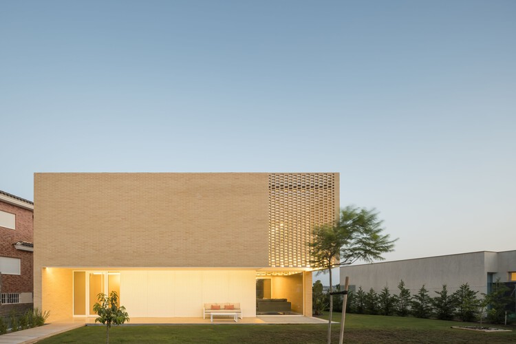 Estudi La Caseta: Sebuah Studi tentang Rumah Berlantai Dua 42