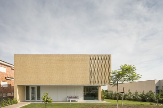 Estudi La Caseta: Sebuah Studi tentang Rumah Berlantai Dua 48