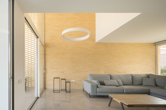 Estudi La Caseta: Sebuah Studi tentang Rumah Berlantai Dua 49