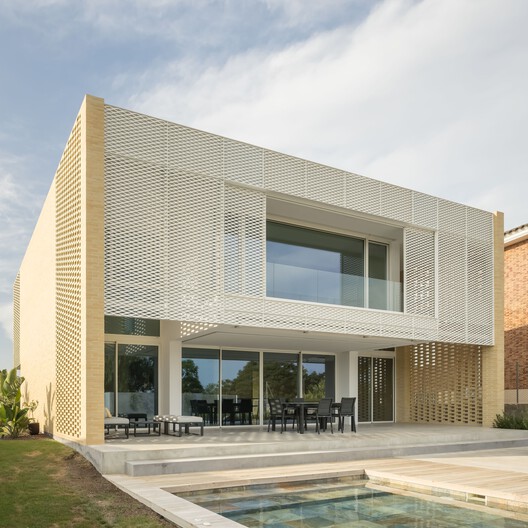 Estudi La Caseta: Sebuah Studi tentang Rumah Berlantai Dua 60