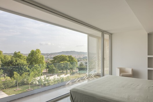 Estudi La Caseta: Sebuah Studi tentang Rumah Berlantai Dua 78