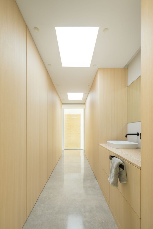 Estudi La Caseta: Sebuah Studi tentang Rumah Berlantai Dua 80