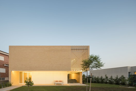 Estudi La Caseta: Sebuah Studi tentang Rumah Berlantai Dua 84