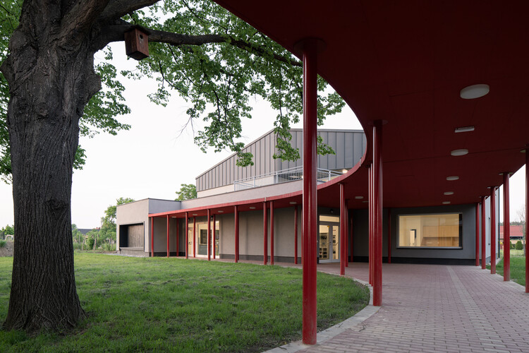 Sekolah Dasar Szentpéterfa: Karya Arsitektur dari Arsitek Can 1