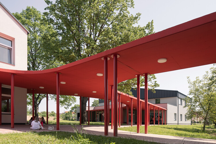 Sekolah Dasar Szentpéterfa: Karya Arsitektur dari Arsitek Can 4
