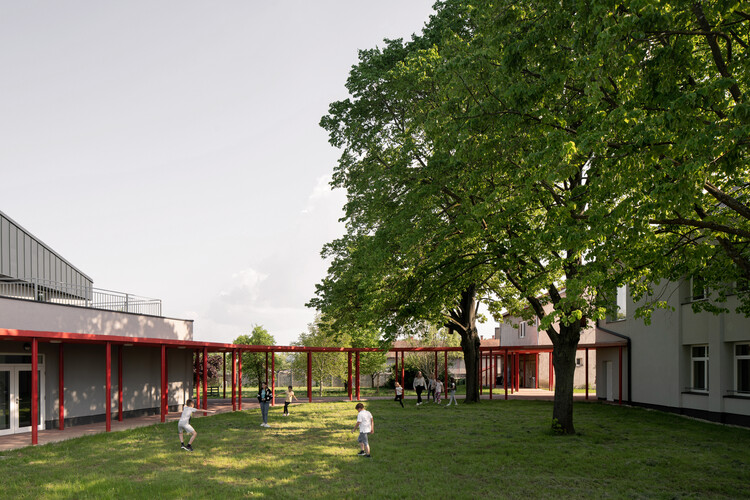 Sekolah Dasar Szentpéterfa: Karya Arsitektur dari Arsitek Can 13