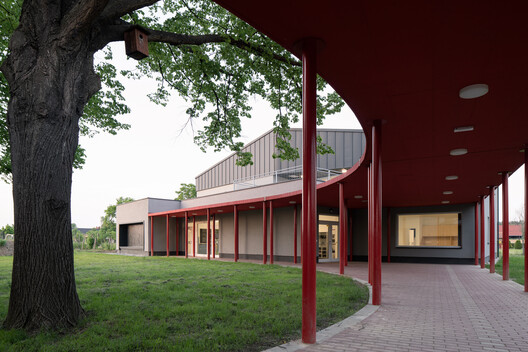 Sekolah Dasar Szentpéterfa: Karya Arsitektur dari Arsitek Can 22