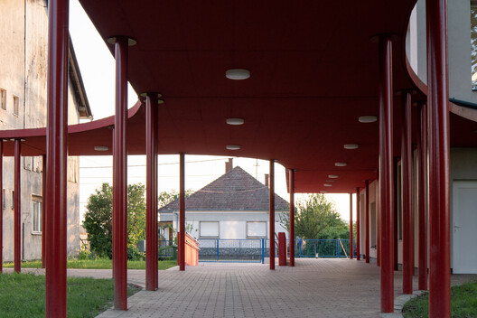 Sekolah Dasar Szentpéterfa: Karya Arsitektur dari Arsitek Can 23