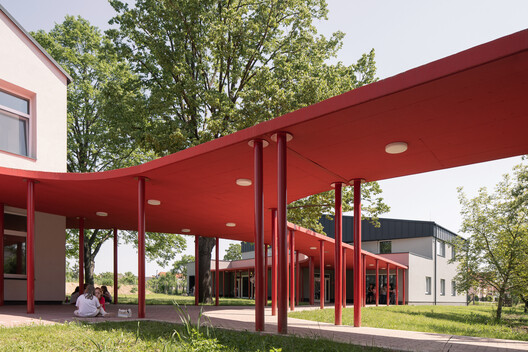 Sekolah Dasar Szentpéterfa: Karya Arsitektur dari Arsitek Can 26