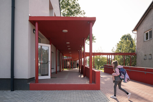 Sekolah Dasar Szentpéterfa: Karya Arsitektur dari Arsitek Can 27