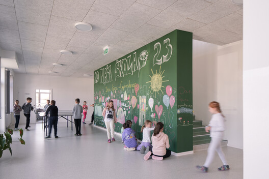 Sekolah Dasar Szentpéterfa: Karya Arsitektur dari Arsitek Can 33