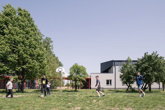Sekolah Dasar Szentpéterfa: Karya Arsitektur dari Arsitek Can 34