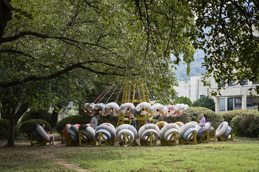 Pemasangan Karya Seni Lounge Bojagi di Taman Korea Selatan 20
