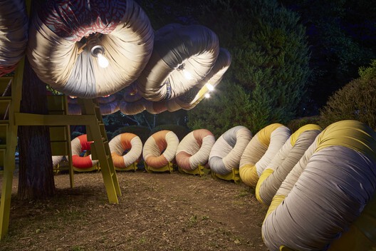 Pemasangan Karya Seni Lounge Bojagi di Taman Korea Selatan 25