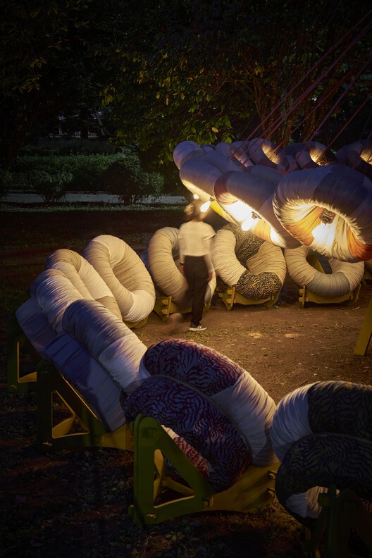 Pemasangan Karya Seni Lounge Bojagi di Taman Korea Selatan 30