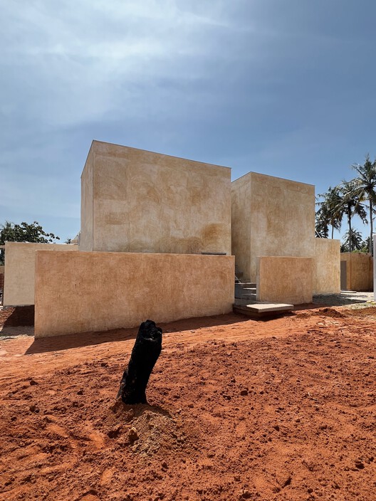 Sebuah Tinjauan: Villa Mondoukou Oleh Aznar + Tailly 11
