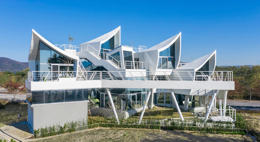 Seperti Sedang Berlayar, Intip Rumah Layar Oleh Arsitek IROJE KHM Korea Selatan 15
