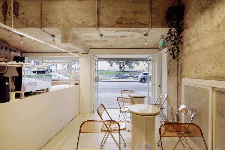 Lihat! Kedai Kopi Estudio-café Oleh Toro Arquitek di Uruguay 1