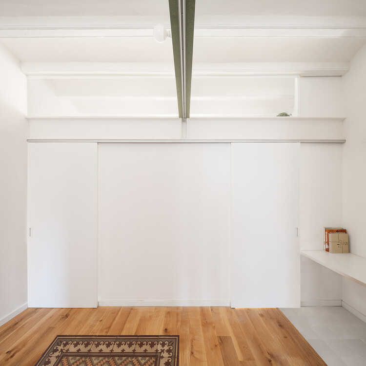 Renovasi Apartemen di Sants oleh Midori Arquitectura 5