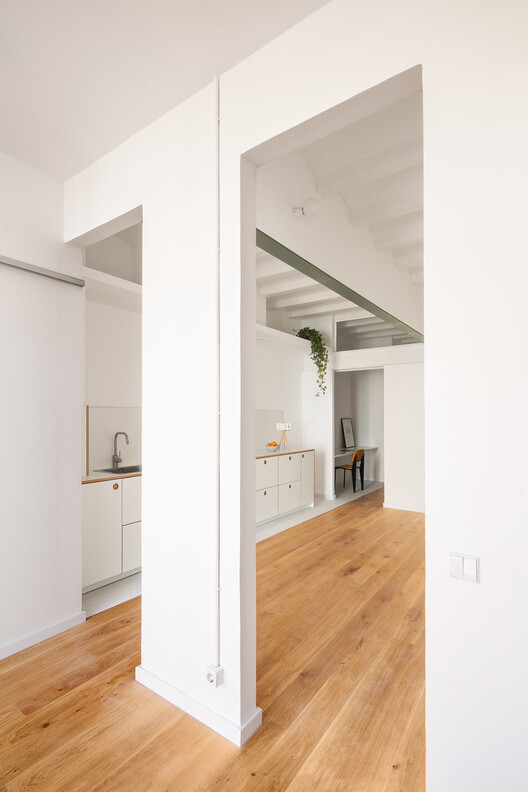 Renovasi Apartemen di Sants oleh Midori Arquitectura 10