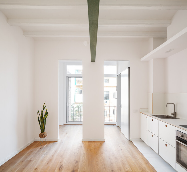 Renovasi Apartemen di Sants oleh Midori Arquitectura 12
