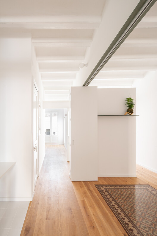 Renovasi Apartemen di Sants oleh Midori Arquitectura 15