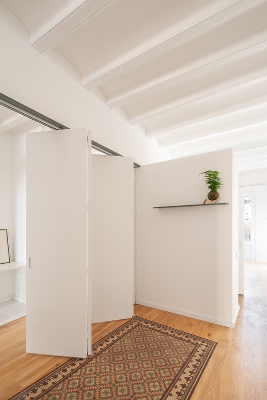 Renovasi Apartemen di Sants oleh Midori Arquitectura 17