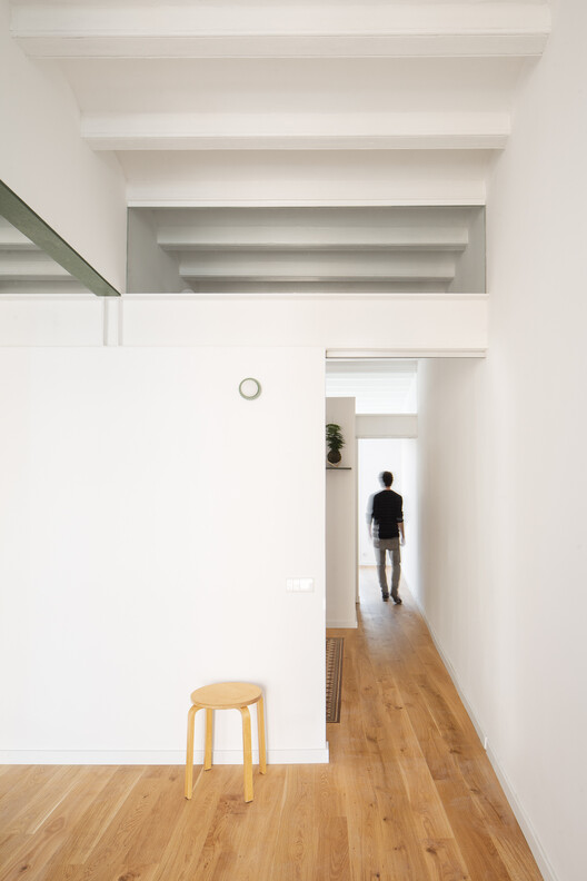 Renovasi Apartemen di Sants oleh Midori Arquitectura 18