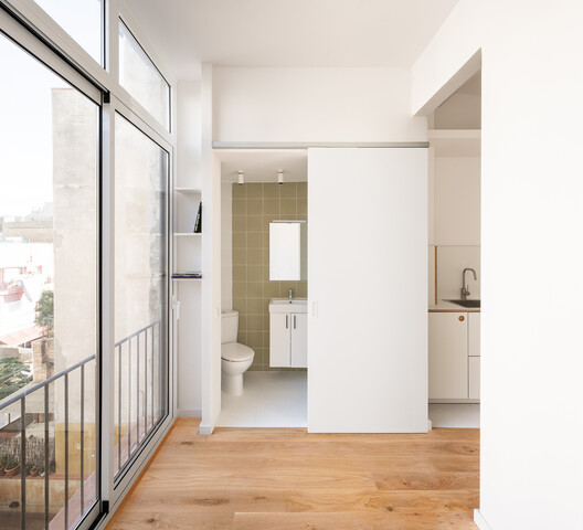 Renovasi Apartemen di Sants oleh Midori Arquitectura 21