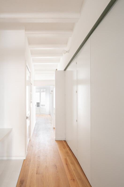 Renovasi Apartemen di Sants oleh Midori Arquitectura 23