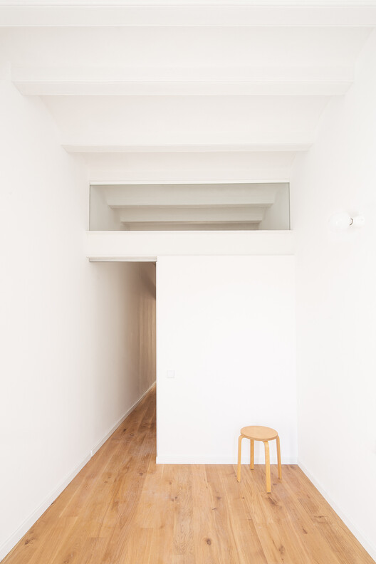 Renovasi Apartemen di Sants oleh Midori Arquitectura 29