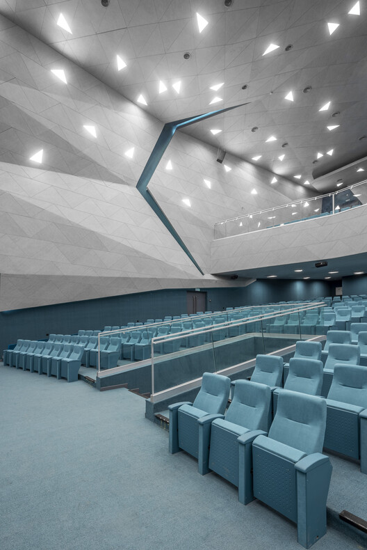 Transformasi Arsitektur Gelombang Baru di Auditorium dan Perpustakaan Universitas Semna 5