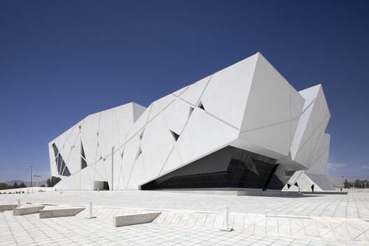 Transformasi Arsitektur Gelombang Baru di Auditorium dan Perpustakaan Universitas Semna 7