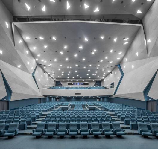 Transformasi Arsitektur Gelombang Baru di Auditorium dan Perpustakaan Universitas Semna 15