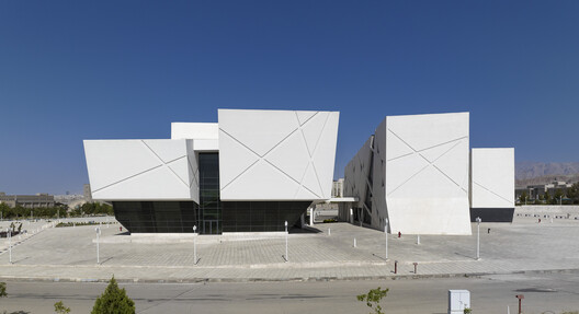 Transformasi Arsitektur Gelombang Baru di Auditorium dan Perpustakaan Universitas Semna 16