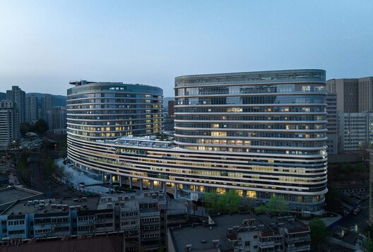 Tinjauan Gedung Medis Darurat di Rumah Sakit Qilu Universitas Shandong Karya Arsitek MENG 11