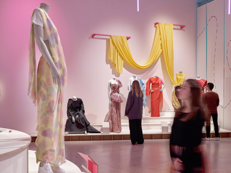 Studio MUTT Menggelar Pameran Sari yang Tak Biasa 10