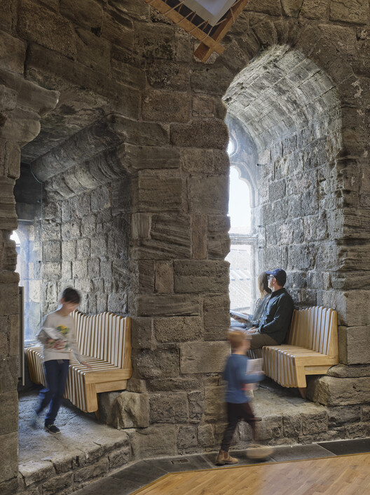 Gerbang Raja Kastil Caernarfon : Sebuah Tinjauan Mendalam 25