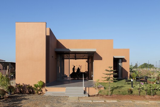 Desain Rumah Farmhouse di India 15