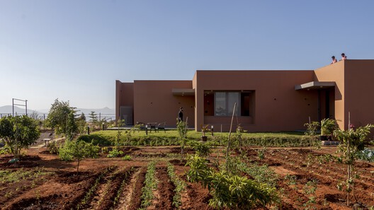 Desain Rumah Farmhouse di India 22