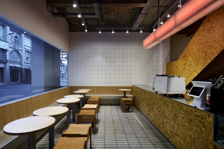 Interior Kafe dan Toko Hakken Oleh Studio Kota 5