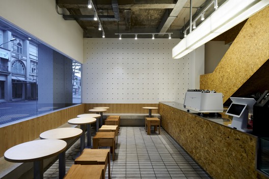 Interior Kafe dan Toko Hakken Oleh Studio Kota 20