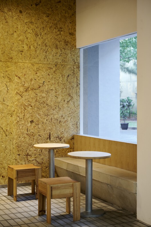 Interior Kafe dan Toko Hakken Oleh Studio Kota 23